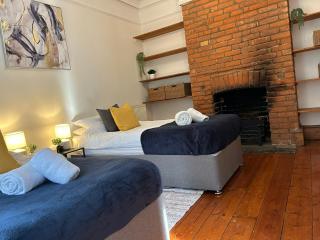 7 Night Stay-Family -Free Parking-Fast WiFi-Sleeps 5 - 3