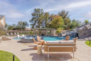 HOZHO Estate on the Riviera Oasis Villa Backyard Pool & Spa - Scottsdale - 3