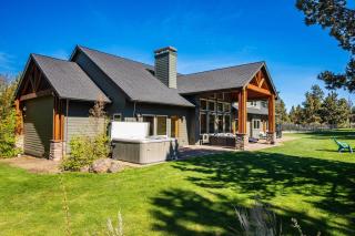 Family-Friendly Dara Oaks Home with Private Hot Tub and BBQ on the Deck home - Bend - 0