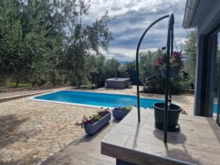 Luxury private villa complex with pool and jacuzzi - Kastel Sucurac - 4