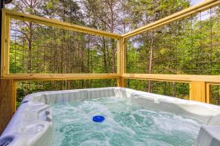 Twin Peaks Unit 2, Hot Tub, WIFI, 1089 IN FREE Tickets each paid day, Dollywood and More - Sevierville - 0