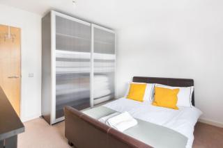 Spacious 2 Bedroom Apartment In Central Near tube - London - 0