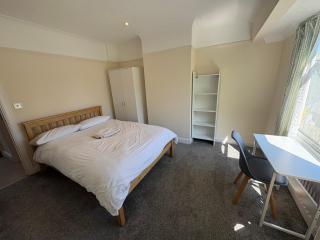 3-bed house with parking in CB1 - 4