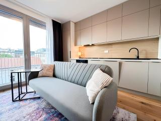REAL Living by REFA - Modern Haven 1209 - Prag - 0