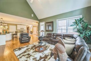 Elegant 5BR Retreat Pool & Yard - Snellville - 9