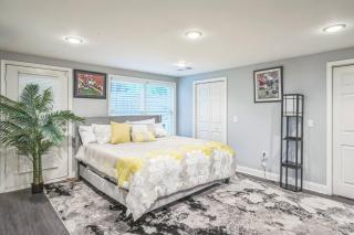 Elegant 5BR Retreat Pool & Yard - Snellville - 3