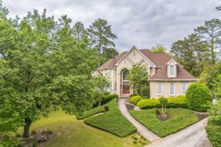 Elegant 5BR Retreat Pool & Yard - Snellville - 1