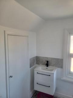 Stylish 1-Bed Apartment in the Heart of Folkestone - Folkestone - 2