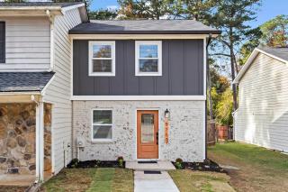 Stylishly Restored Townhome - Convenient access - Mableton - 8