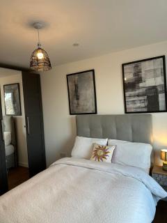 Amazing 2 Bed Flat With City Views - Barking - 4
