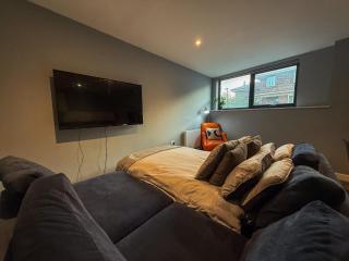 Modern Central Apartment with Views of the Quayside Sleep 8 Free Parking - 5