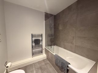 Modern Central Apartment with Views of the Quayside Sleep 8 Free Parking - 4