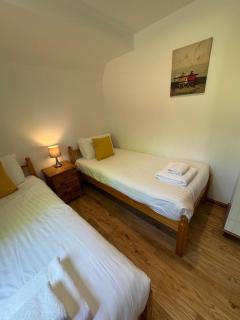 Acorn Lodge for Six with Hot Tub - Devon - 6