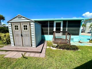 Aquahouse is an Adorable 1 Bed 1 Bath Beach Bungalow just steps from the ocean! - Jensen Beach - 2