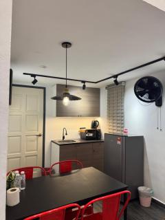 Industrial Loft Tinyhouse Homestay - 2 Queen Bed, Free Netflix, Prime & Wi-Fi Near Bukit Mertajam - 9