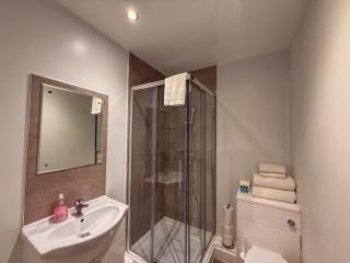 Modern 3 Bedroom Quayside Apartment - Sleeps 8 Free Parking - Newcastle upon Tyne - 6
