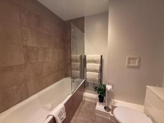 Modern 3 Bedroom Quayside Apartment - Sleeps 8 Free Parking - Newcastle upon Tyne - 5