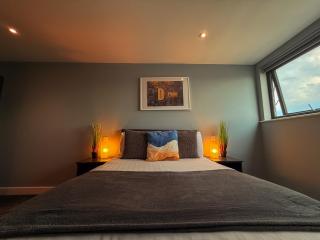 Modern 3 Bedroom Quayside Apartment - Sleeps 8 Free Parking - 1