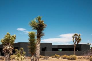 Black C House Modern w pool spa - Yucca Valley - 2