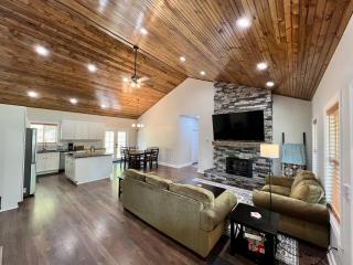 Cozy 3 BR Cabin with Pond on 3 acres - New River Gorge - Summersville Lake - - 5