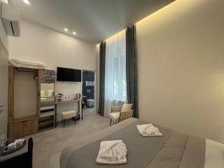 J & R Guest House - 3