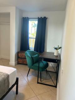 Beautiful home in West Palm - 5 min to Airport - 6