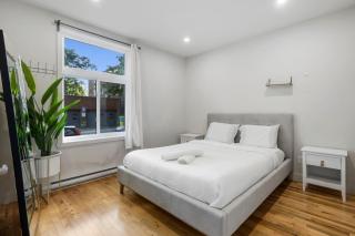 The Urban Retreat Trendy 3BR in NDG - Montréal - 9