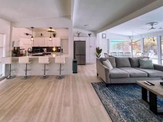 Exquisite Luxury Villa with Pool in Prime Location - 0