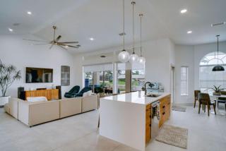 Canal-Side Oasis with Heated Pool - Cape Coral - 2