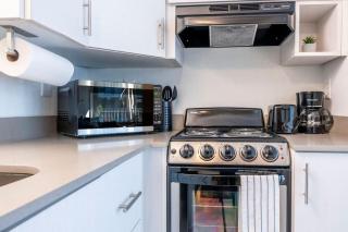 Modern 1BED 1BA Gem in Great Location Free Parking - 8