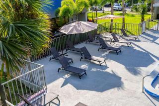 Modern 1BED 1BA Gem in Great Location Free Parking - 2