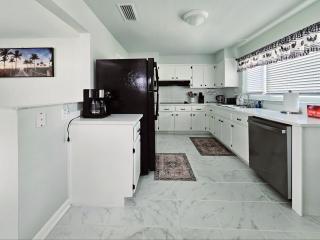 Cozy Retreat with Lanai and Outdoor BBQ - Cape Coral - 3