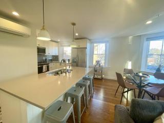 4 King Suites, Downtown, Outlets, Beach, Historic - Portsmouth - 2