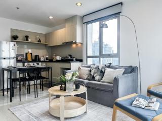 Contemporary High-Rise 1BR - Ultra Fast Wifi - Sathorn - Bangkok - 1