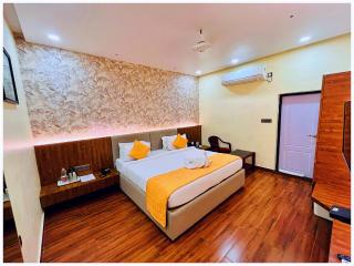 Near Mahakal Temple Hotel M # Shree ! Ujjain,Fully Air conditioned Rooms And Spacious, with Wifi-LIFT And Parking- BEST HOTEL IN UJJAIN - Ujjain - 0
