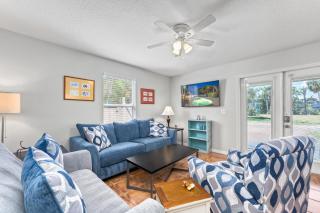 Pet-Friendly, Pool, Walk to Holmes Beach, Incredible Value - 2