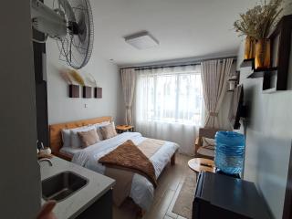 Favorite Staycation by Janice - Modern Comfort Near Airport - 1