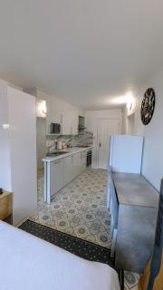 Annexe Studio private entrance, hallway and parking - 8