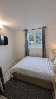 Annexe Studio private entrance, hallway and parking - 9
