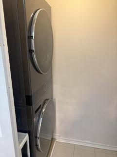Luxurious 2-Bedroom & 2-Washroom Furnished Apartment - Mississauga - 1
