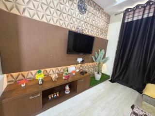 Urban oasis Modern 3BHK, sandy cafe with balcony views - Jaipur - 9