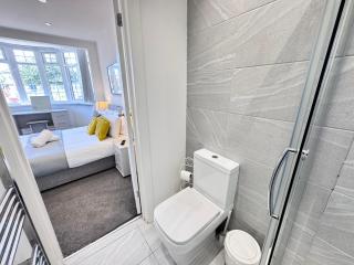 OX London Heathrow stay - 1 BUS to HEATHROW - New Bedfont - 1