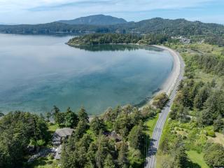 Luxe Beachfront, Hot Tub, Kayaking, Walk To Town - Eastsound - 3
