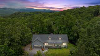 12 Min to Downtown Sleeps 16 Hot Tub Fire Pit - Blue Ridge - 0