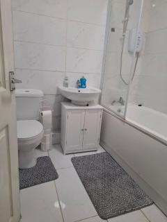 Sleeps 5 - 2 Bedroom House - Stoke on Trent - 5