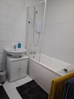 Sleeps 5 - 2 Bedroom House - Stoke on Trent - 2