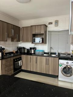 Chic 2 Bedroom Apartment in Central Location - 3