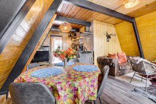 3 Mi to Big Bear Lake A-Frame Cabin with Deck! - Big Bear City - 3