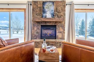 Family Fun Fireplace & Huge Deck - Victor - 6