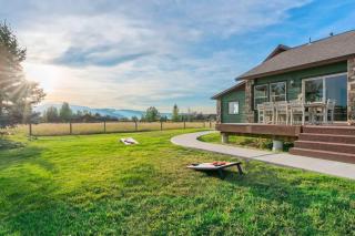 Family Fun Fireplace & Huge Deck - Victor - 3
